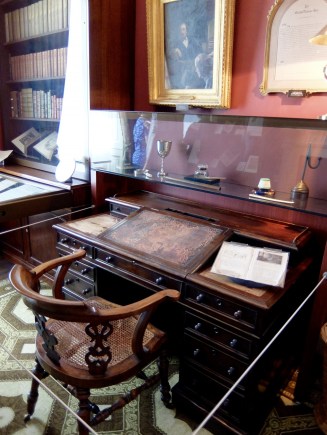 Dickens' writing desk.jpg